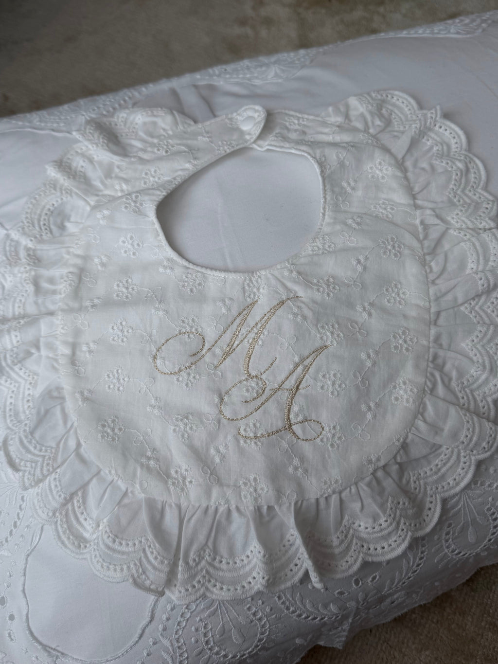 Broderie Bib