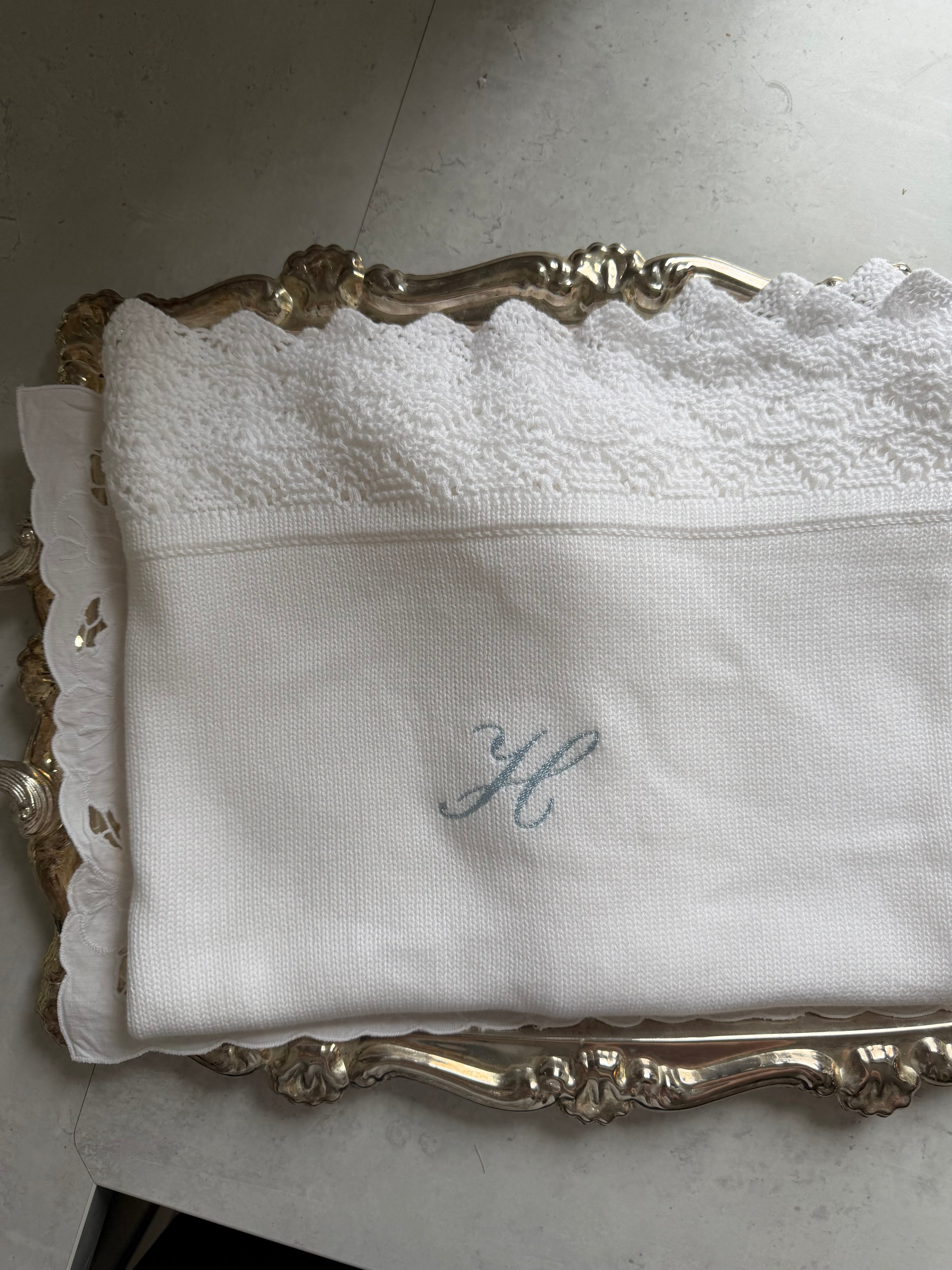 Blanc Embroidered Bébé Blanket