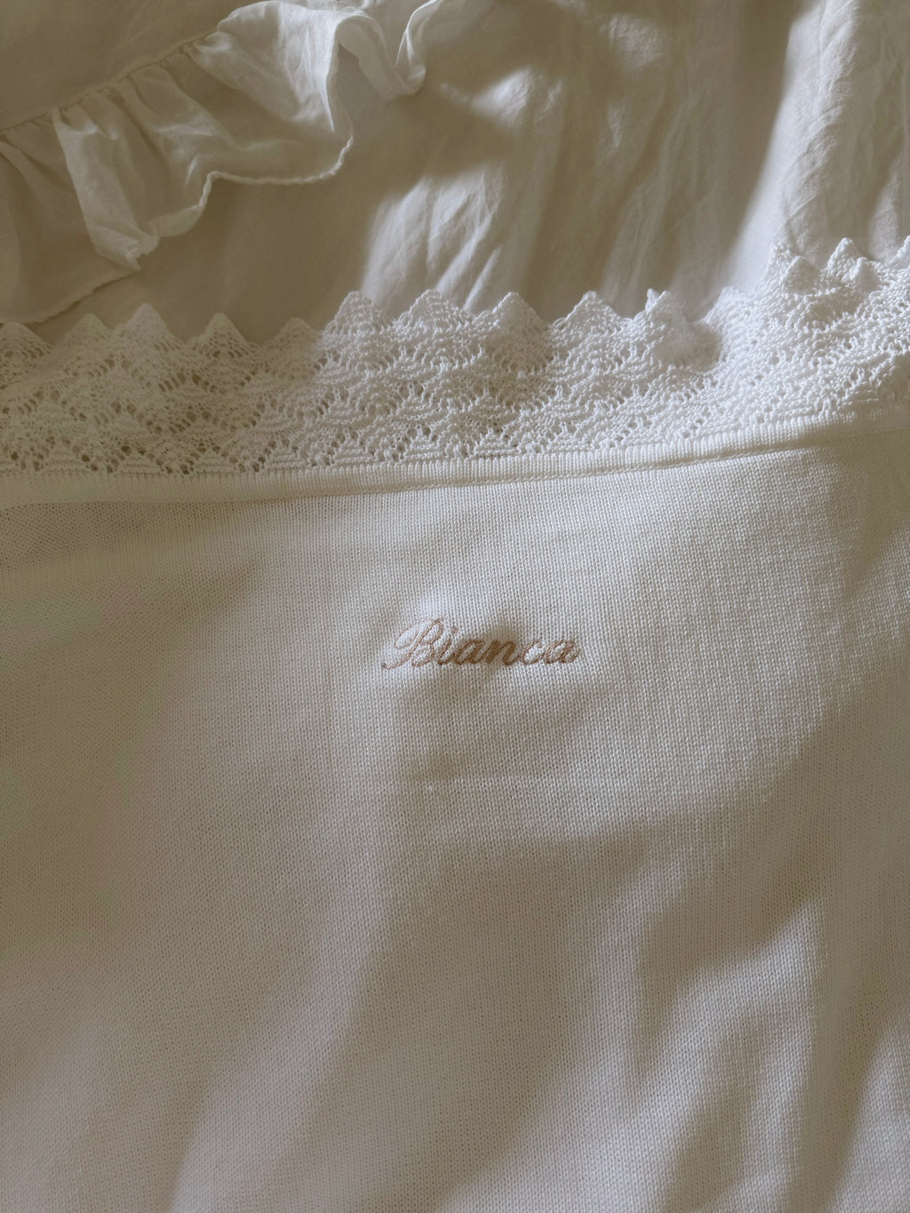 Blanc Embroidered Bébé Blanket