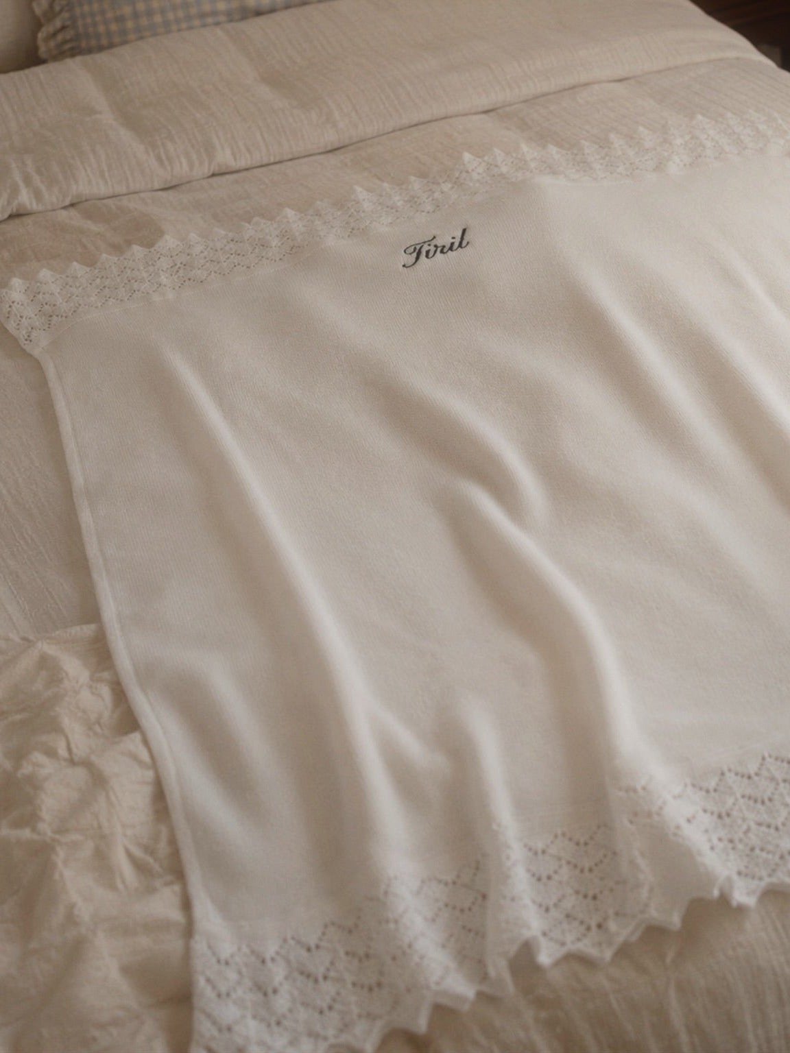Blanc Embroidered Bébé Blanket