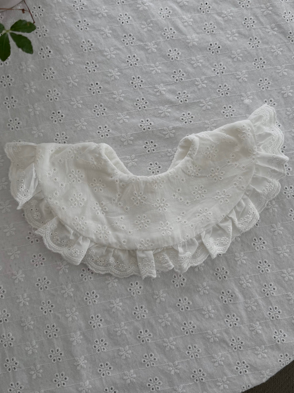 Broderie Ronde Bib
