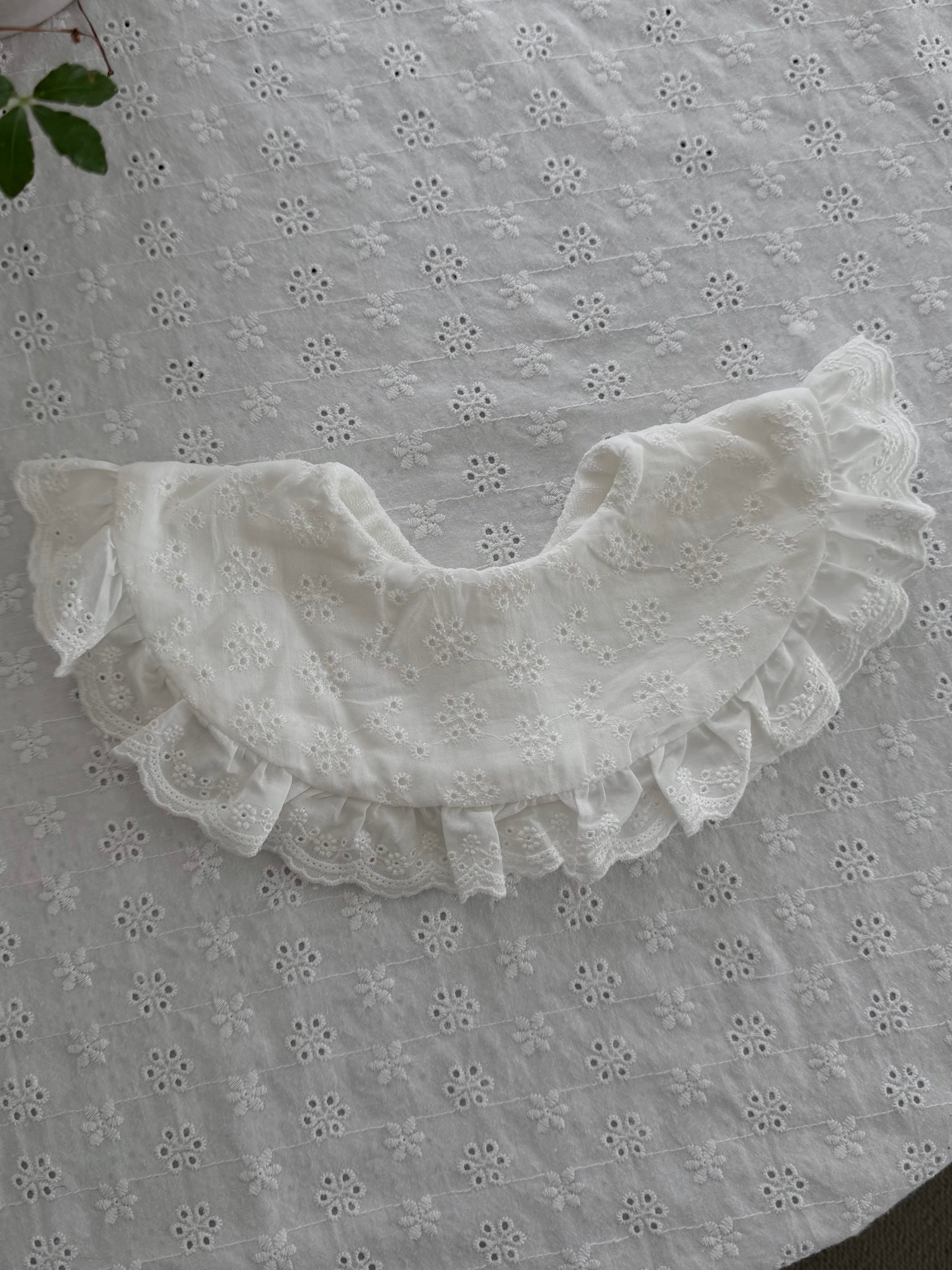 Broderie Ronde Bib