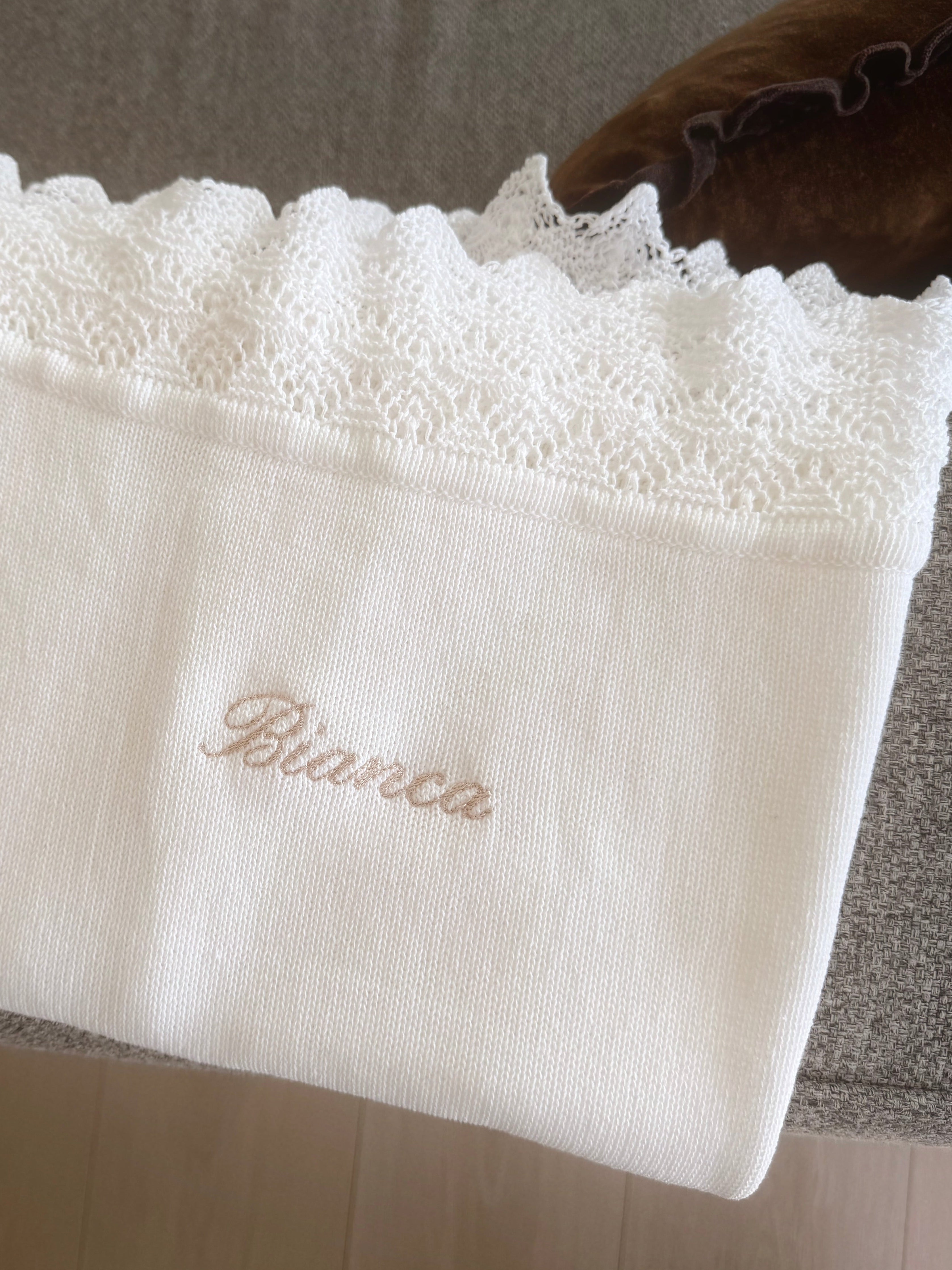 Blanc Embroidered Bébé Blanket