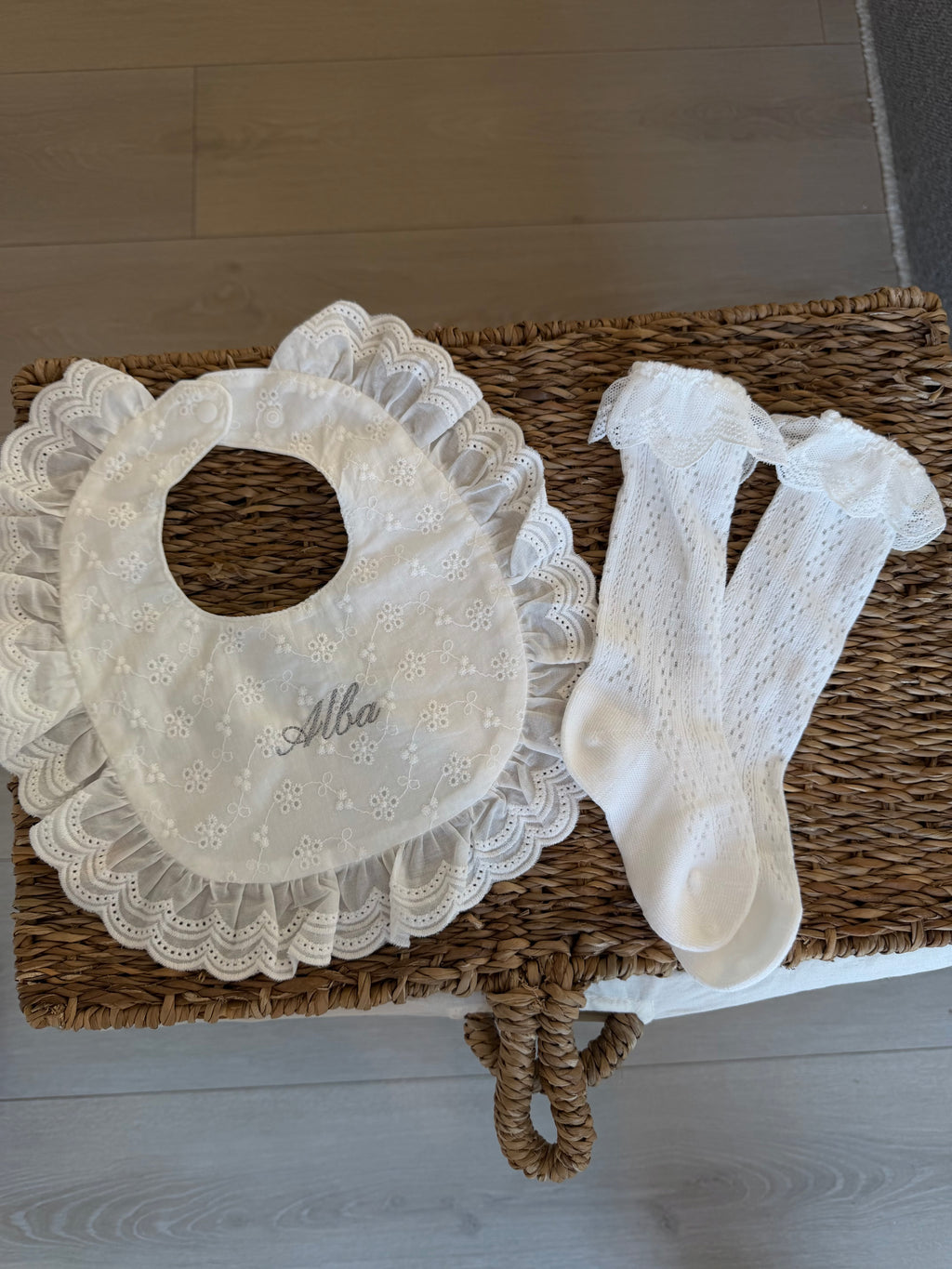 Hagesmæk med broderi