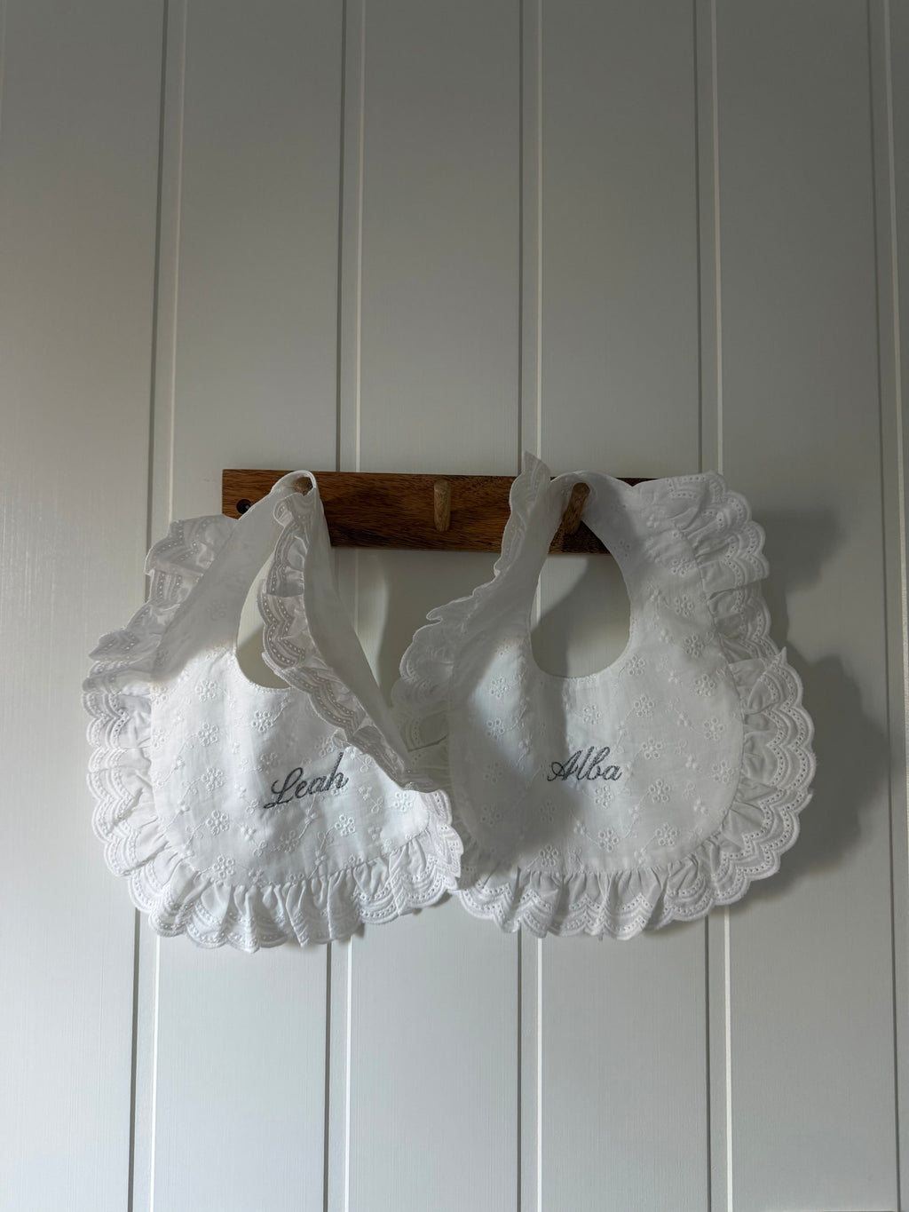 Hagesmæk med broderi