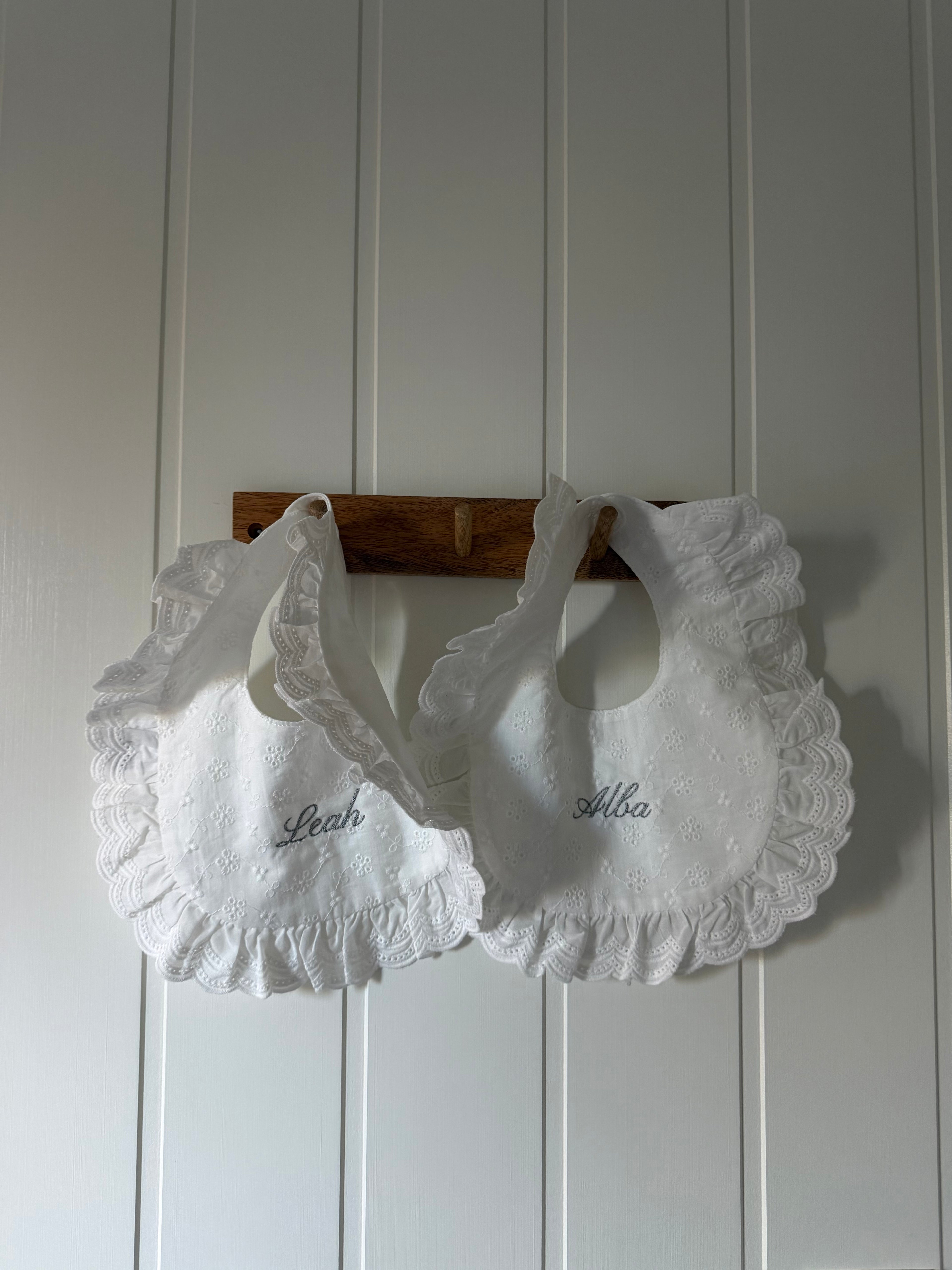 Hagesmæk med broderi