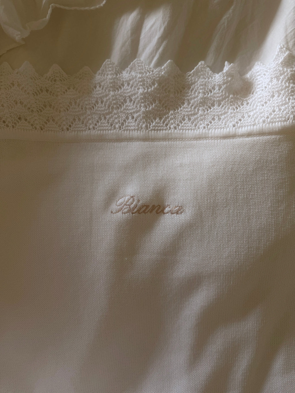 Blanc Embroidered Bébé Blanket