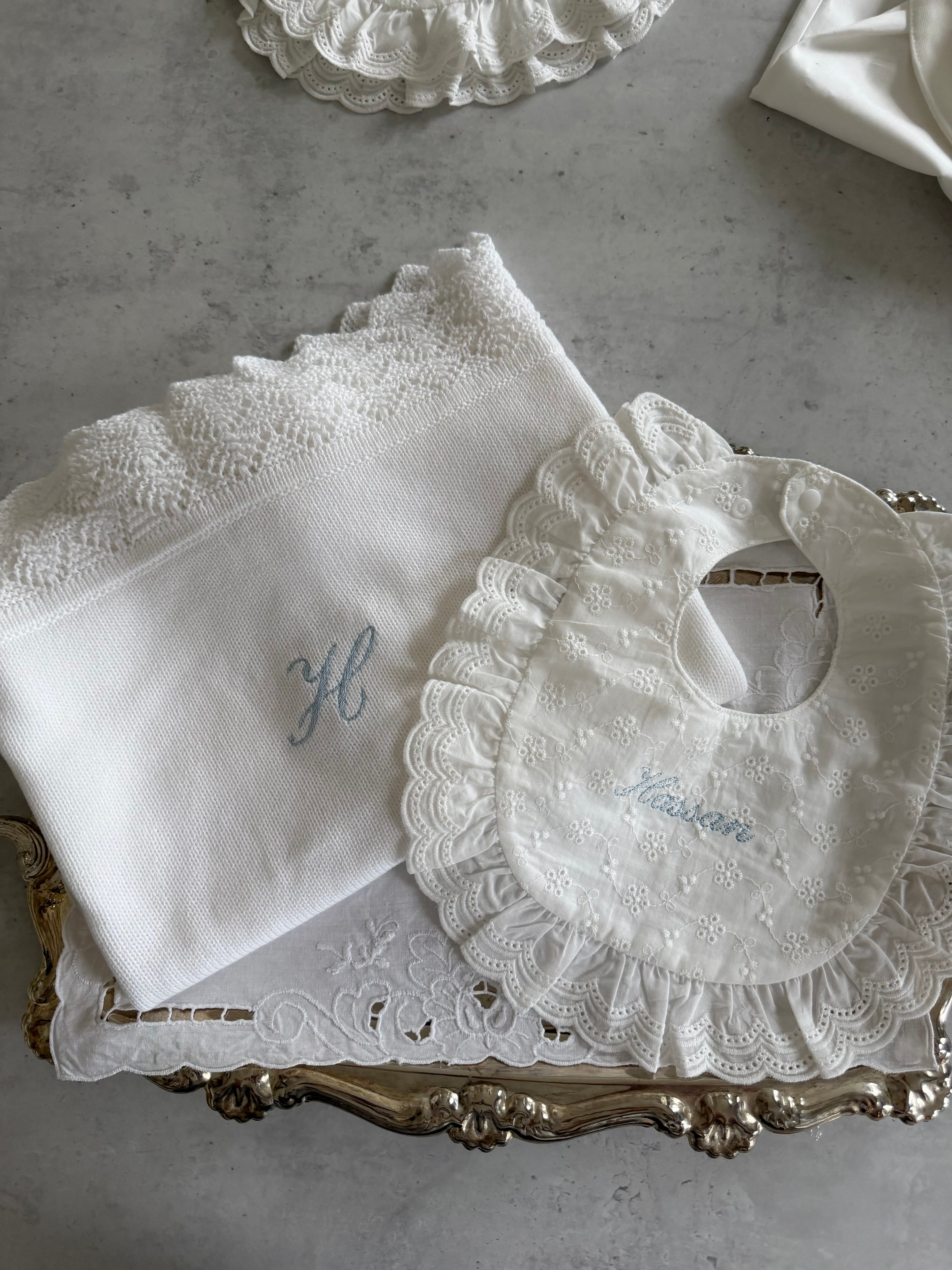 Blanc Embroidered Bébé Blanket